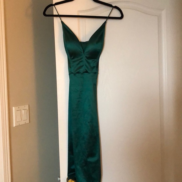 Beautiful emerald green deep plunge strappy midi - Picture 3 of 3
